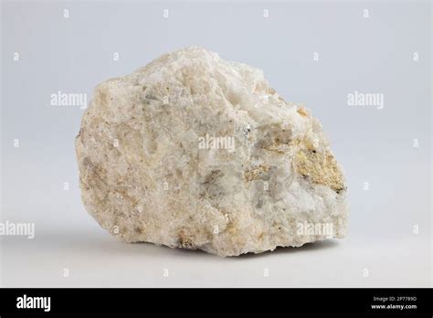 Plagioclase: Một Khoáng Chất Quan Trọng Trong Sản Xuất Gốm Sứ Và Xi Măng!